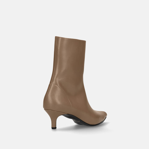 ラストワン30%OFF:ポインテッドトゥ ショートブーツ(5736)ダークグレージュ/mamian(マミアン)